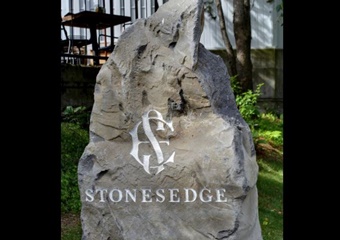 Stoonesedge pet friendly restaurant in whistler